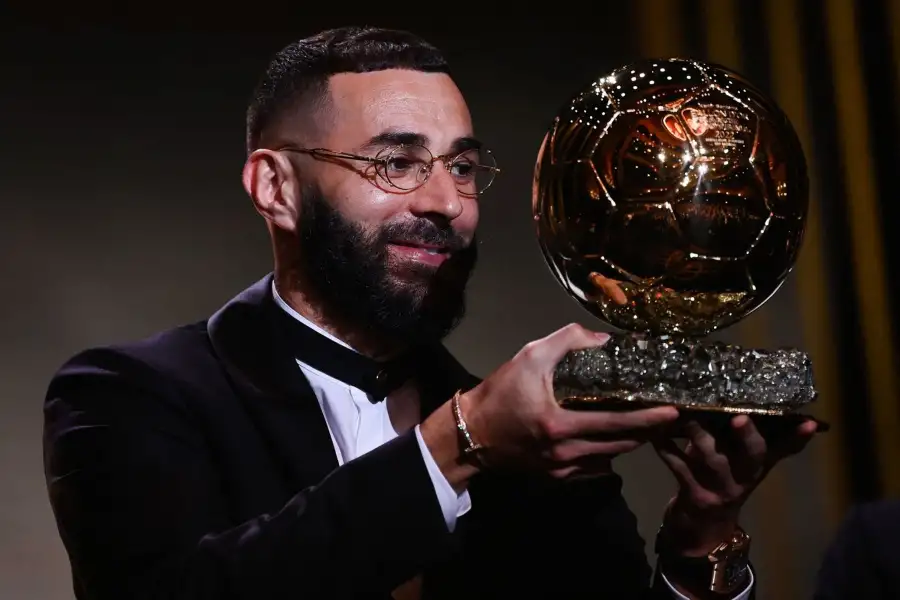 أنشيلوتي يطالب بنزيما بالتتويج بالكرة الذهبية للمرة الثانية على التوالي