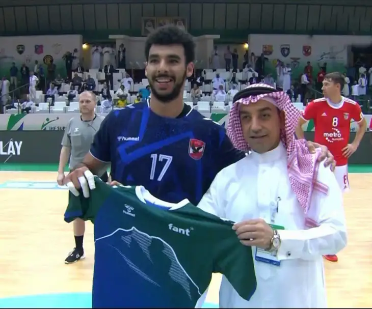 كرة اليد.. خيري يفوز بجائزة أفضل لاعب في مباراة الأهلي وبنفيكا