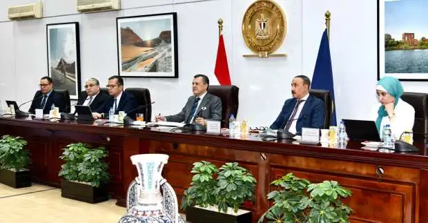 عيسى يبحث مع رئيس هيئة الاستثمار التسهيلات المقدمة للمستثمرين السياحيين وفقا لقانون الاستثمار الجديد