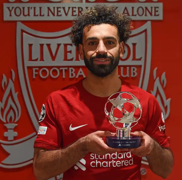 صلاح يفوز بجائزة أفضل لاعب في مواجهة ليفربول ونابولي