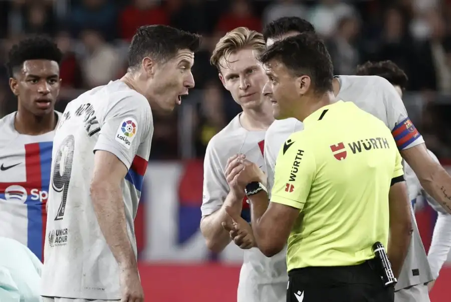ليفاندوفسكي يفسر أسباب طرده أمام أوساسونا