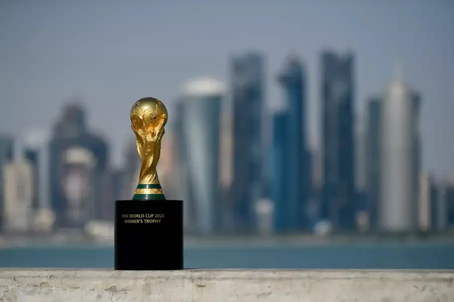 بعد انتشار خيام بيع الكحول قرب الملاعب.. قرار عاجل من العائلة الحاكمة في قطر!
