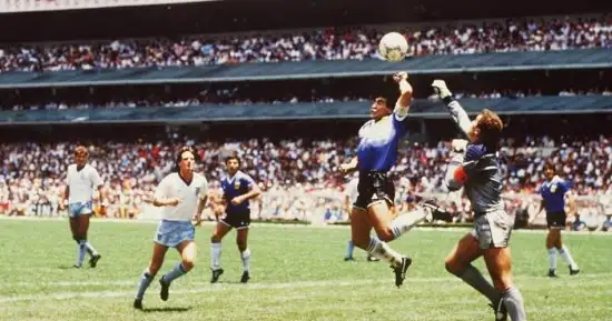 بيع كرة هدف مارادونا الشهير في إنجلترا بمونديال 1986