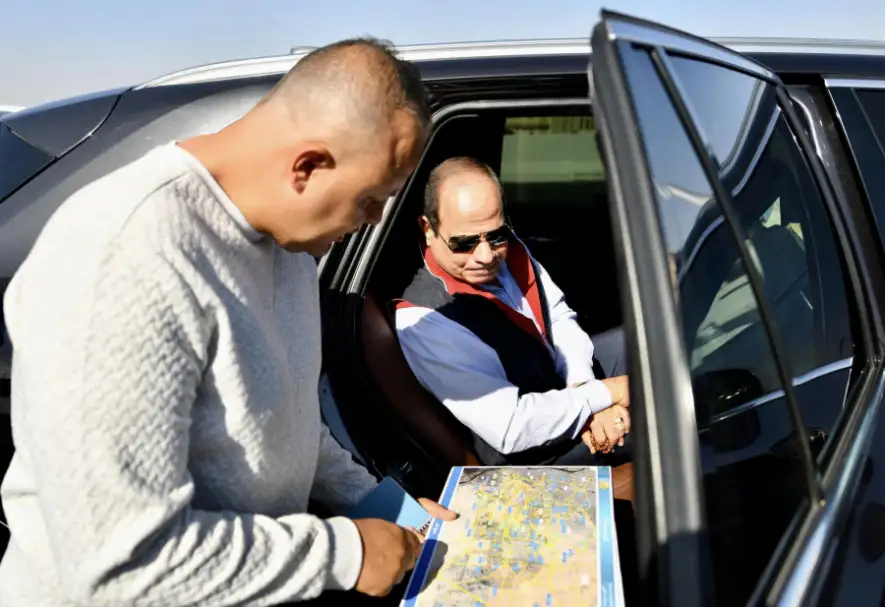 السيسي يتفقد الأعمال الإنشائية لتطوير عدد من الطرق والمحاور بالقاهرة الكبرى