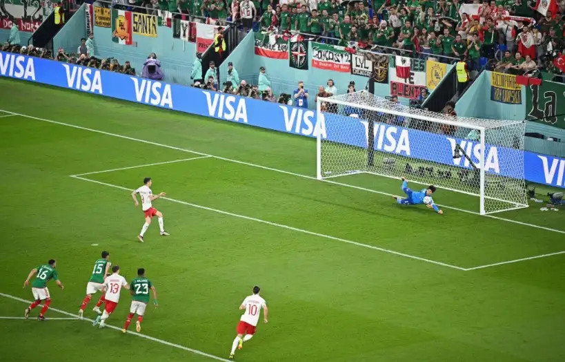 مونديال2022.. ليفاندوفسكي يعتذر لجماهير بولندا عن إهدار ركلة الجزاء أمام المكسيك