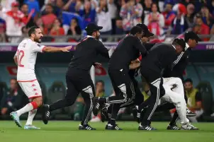 معلول يطالب الأمن التعامل برفق مع المشجع المصري اللي اقتحم الملعب