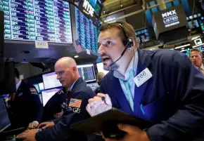 الأسهم الأمريكية تغلق على انخفاض طفيف بعد تقرير الوظائف