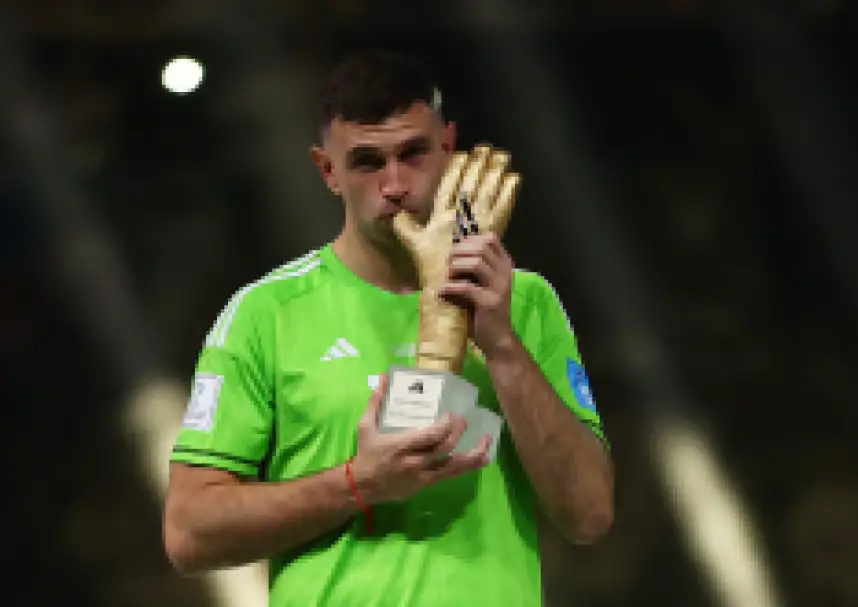 الأرجنتيني مارتينيز يتوج بجائزة أفضل حارس مرمى في كأس العالم 2022