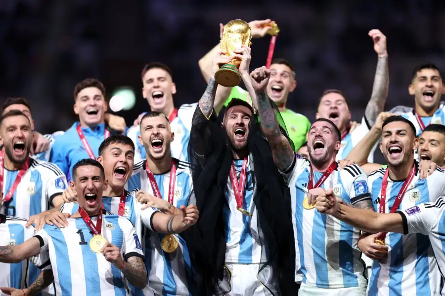 ميسي بالعباءة الخليجية يرفع كأس العالم في قطر