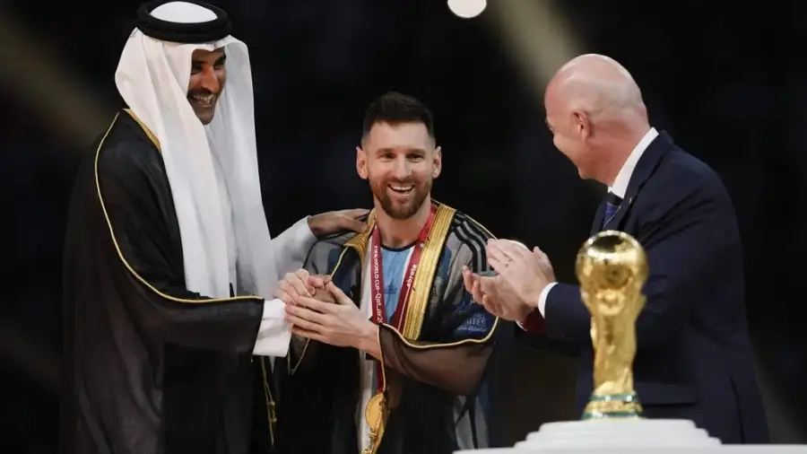محام عماني يعرض مليون دولار لشراء "البشت" الخاص بميسي