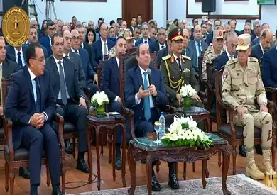الرئيس السيسي: الناس مسكت في الدولار شوية.. لكن إحنا برضه معانا دولارات