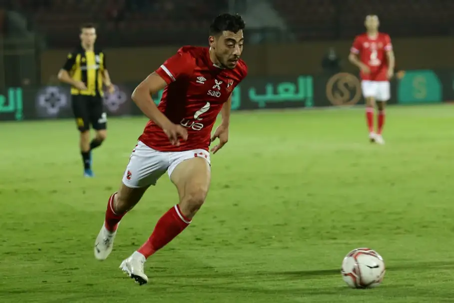 إعلامي يكشف 4 صفقات يفاوضها الأهلي لتعويض أكرم توفيق