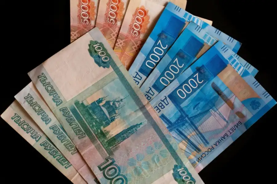 الروبل الروسي عند أدنى مستوى في 8 شهور أمام الدولار متأثرا بالخوف من تداعيات العقوبات