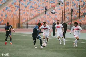 لاعبو الزمالك يحتفلون بالفوز على الإسماعيلي مع الجماهير