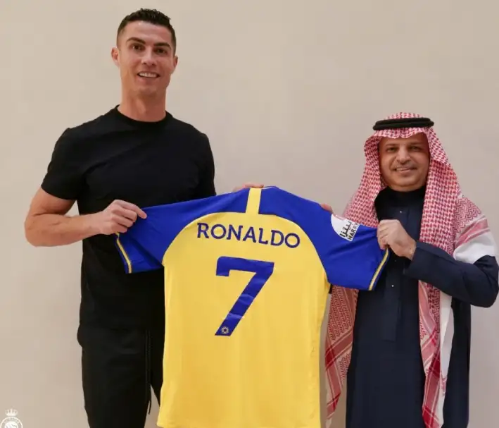نيفل: حزين على انتقال رونالدو للنصر