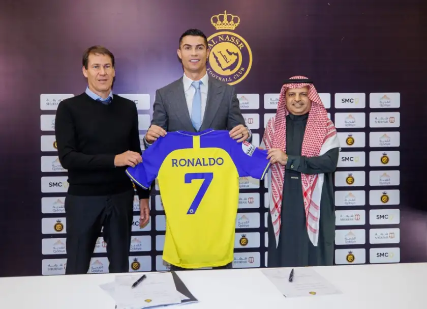 تقرير.. رونالدو يرتقى فوق نجوم باريس براتب خيالي مع النصر