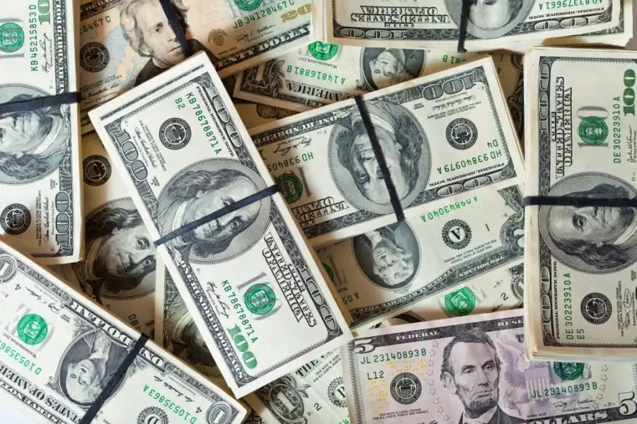 سعر الدولار اليوم يظل قريبا من ذروة شهر بعد بيانات سوق العمل الأمريكية