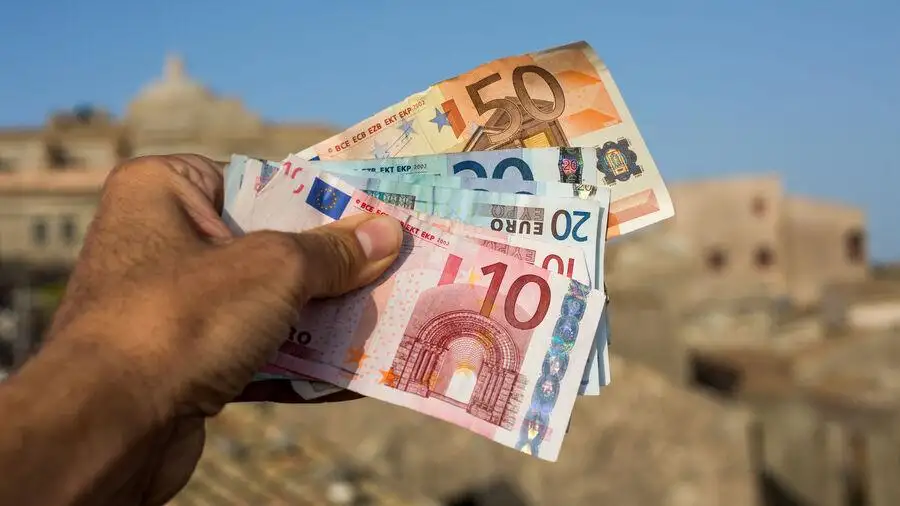 أسعار العملات اليوم الإثنين 9-1-2023 مقابل الجنيه في بداية التعاملات البنكية