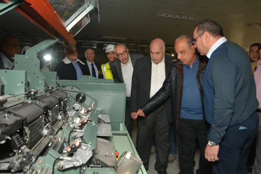 وزير قطاع الأعمال يتابع مستجدات تنفيذ المصانع الجديدة وموقف توريد الماكينات الحديثة بشركة غزل المحلة