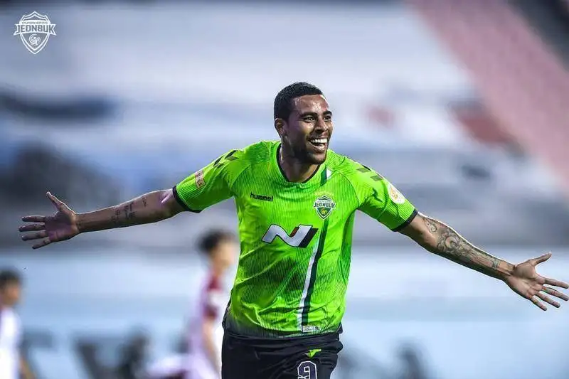 الأهلي يكثف مفاوضاته لضم المهاجم البرازيلي جوستافو هنريك سوزا