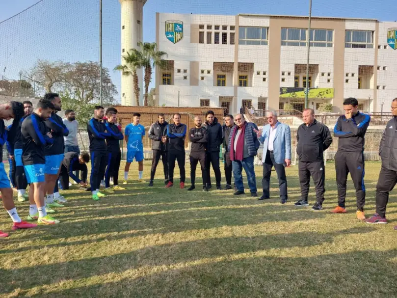رئيس المقاولون العرب يحفز اللاعبين قبل مواجهة الداخلية