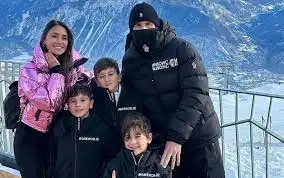 ميسي في إجازة سريعة مع أسرته بجبال الألب
