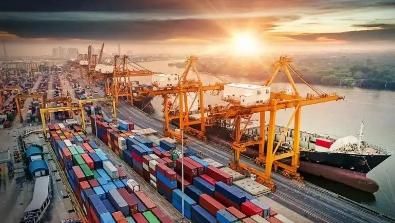 استمرار حركة شحن البضائع وتداول الحاويات ببوغازي الإسكندرية رغم سقوط أمطار متواصلة