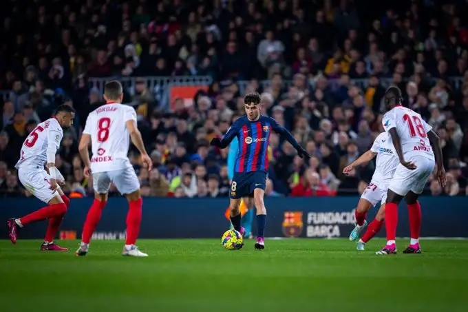 برشلونة يهزم إشبيلية بثلاثية ويبتعد بصدارة الدوري الإسباني