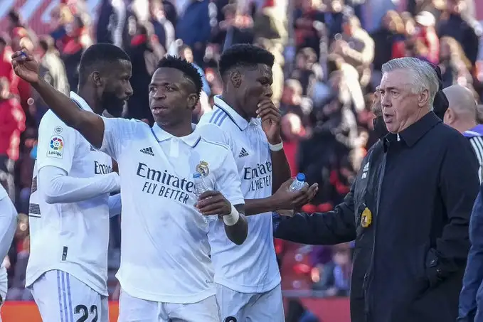 قبل مواجهة الأهلي.. برشلونة يسخر من ريال مدريد