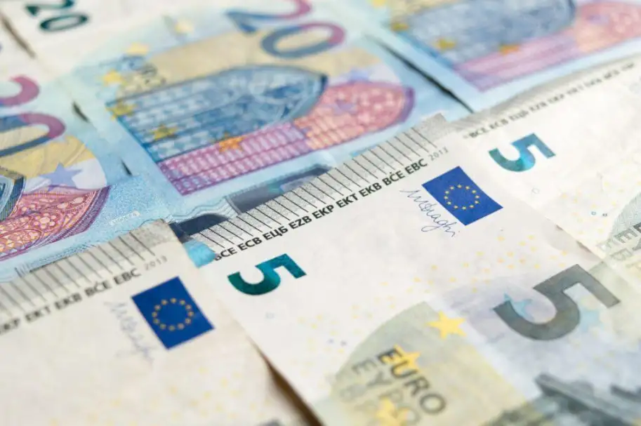 سعر اليورو اليوم الأحد 12-2-2023 ببداية التعاملات في البنوك المصرية