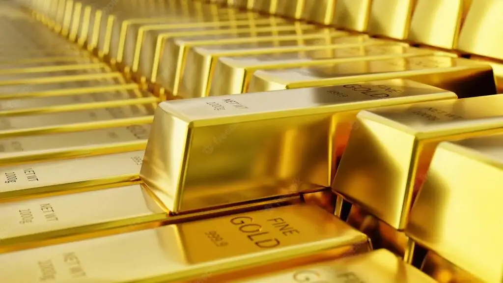 أسعار الذهب تتراجع للأسبوع الثاني والأسواق تترقب طرح روسيا لكميات من احتياطاتها