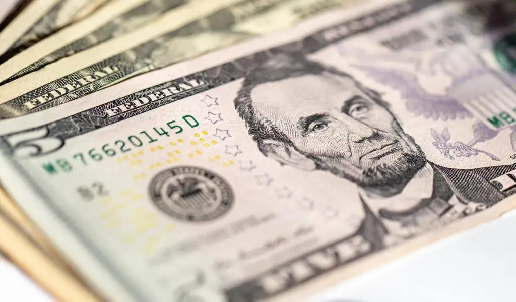سعر الدولار يهبط مع ترقب السوق لتحركات المركزي الأمريكي