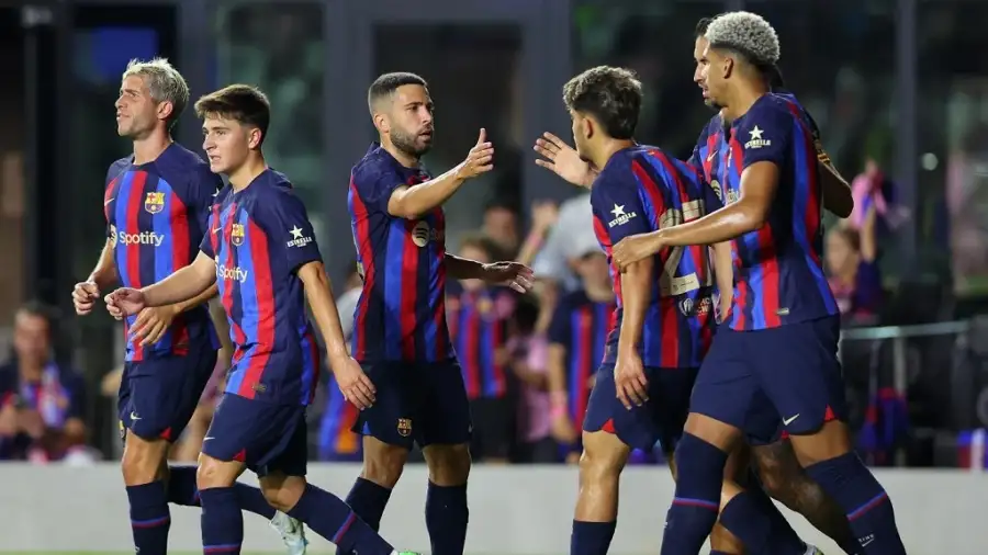 ليفاندوفسكي وفاتي يقود هجوم برشلونة أمام قادش