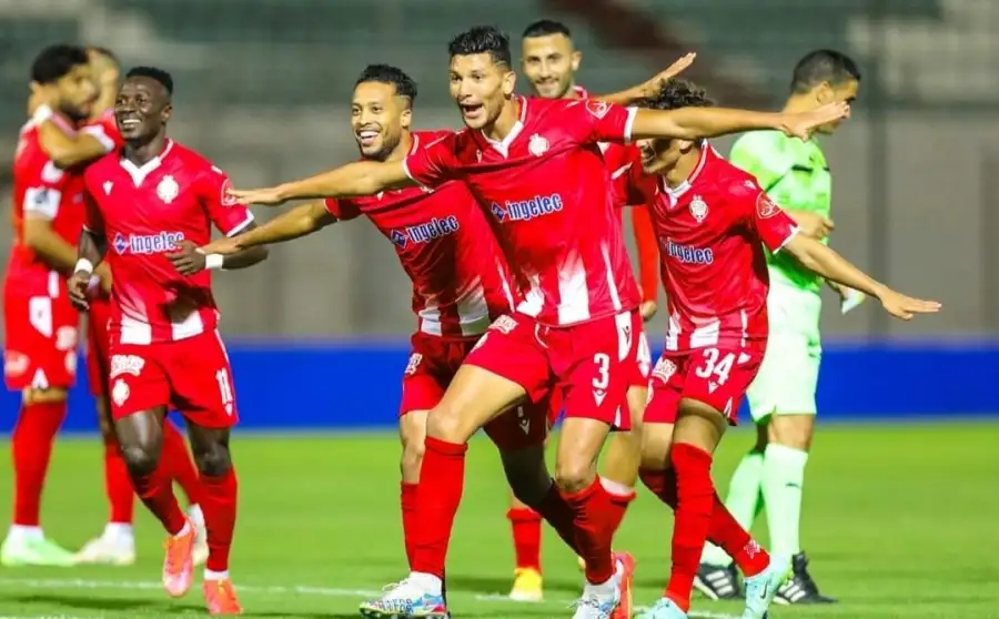 الوداد يهزم الدفاع الحسني ويقتنص صدارة الدوري المغربي