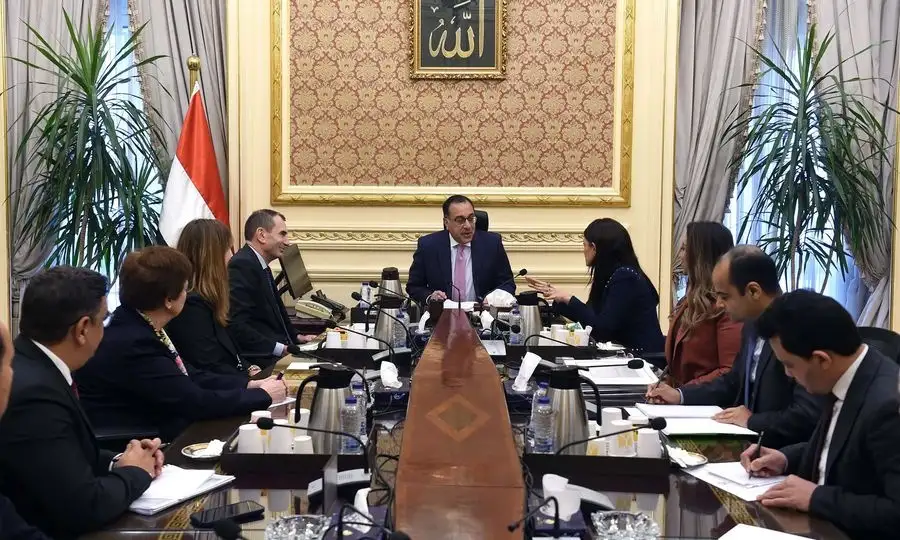 رئيس الوزراء يلتقي نائب رئيس البنك الأوروبي لإعادة الإعمار والتنمية