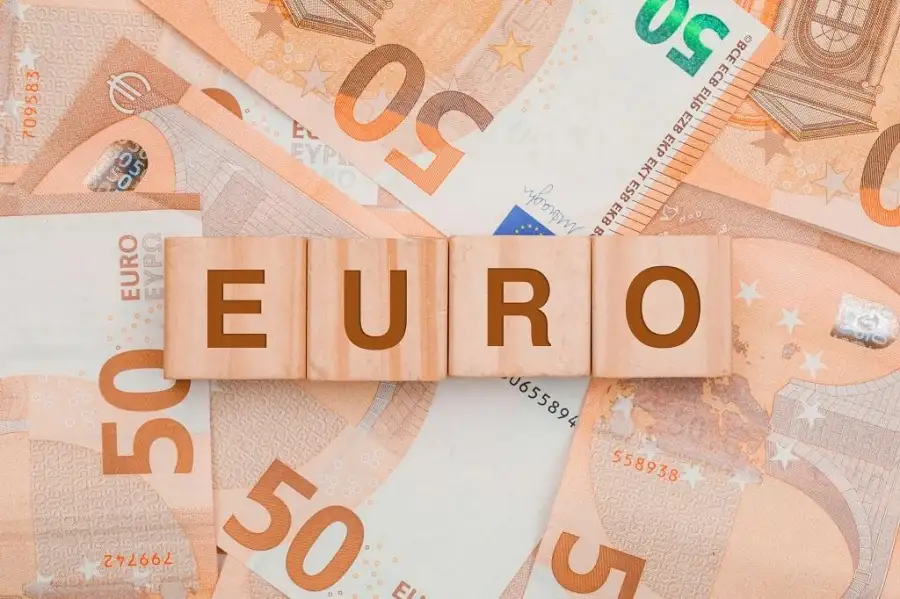 سعر اليورو يهبط ليسجل خسارة أسبوعية وسط توقعات سلبية