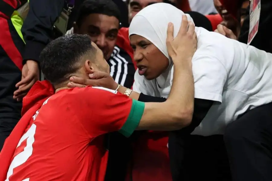 والدة أشرف حكيمي: قلبي يخبرني أن ابني بريء