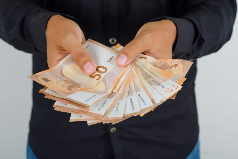 سعر اليورو اليوم الأربعاء 8-3-2023 في بداية التعاملات