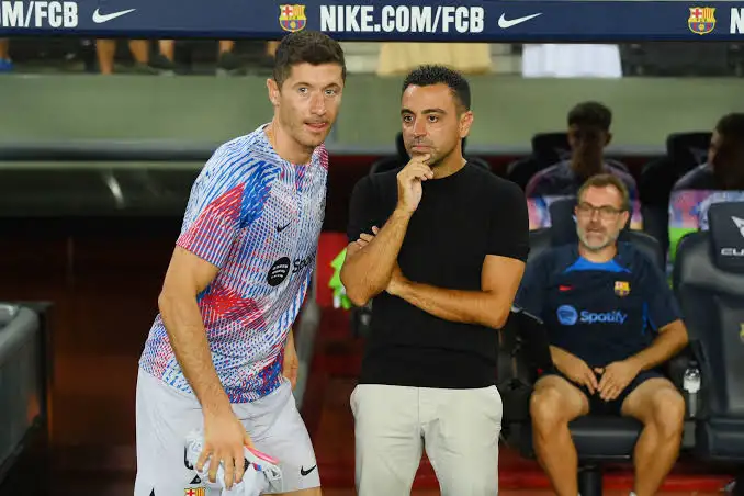 مدرب برشلونة يشبه ليفاندوفسكي بميسي ورونالدينيو