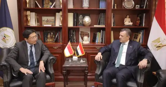 وزير السياحة والآثار وسفير سنغافورة بالقاهرة يبحثان سبل تعزيز التعاون المشترك