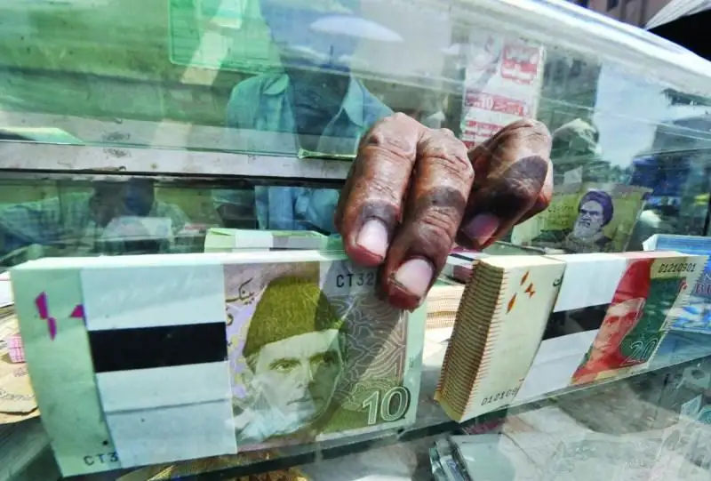 استطلاع: اقتصاد باكستان سينزلق إلى الركود نتيجة الاضطرابات السياسية والاقتصادية