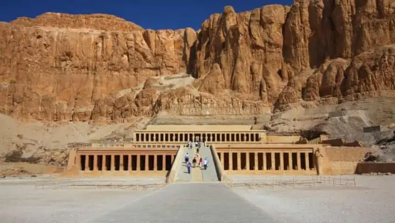 وزير السياحة والآثار: نستهدف زيادة عدد السائحين الوافدين لمصر 30 % سنويا