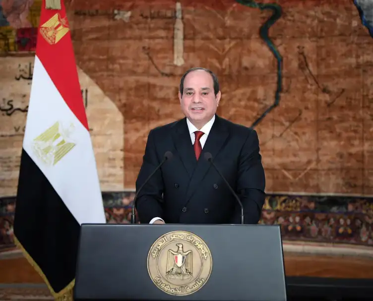 الرئيس السيسي يوقع قانون بتعجيل موعد استحقاق العلاوة الدورية