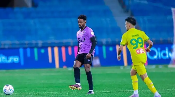 خليفة الدوسري يشيد بخط دفاع الهلال السعودي