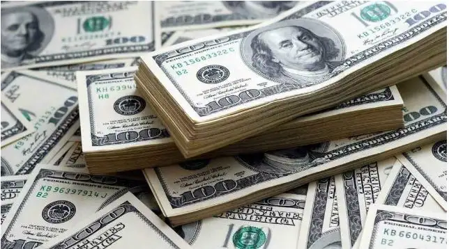 الأمريكيون يسحبون 499 مليار دولار من حساباتهم المصرفية في شهر