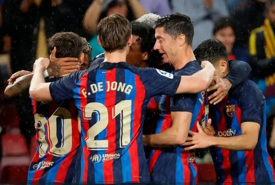 ليفاندوفسكي يقود هجوم برشلونة أمام أوساسونا