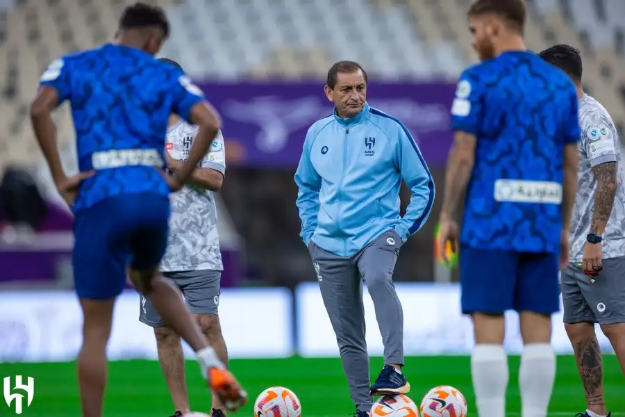 مدرب الهلال يغادر إلى بلاده قبل مواجهة الاتحاد في الكلاسيكو