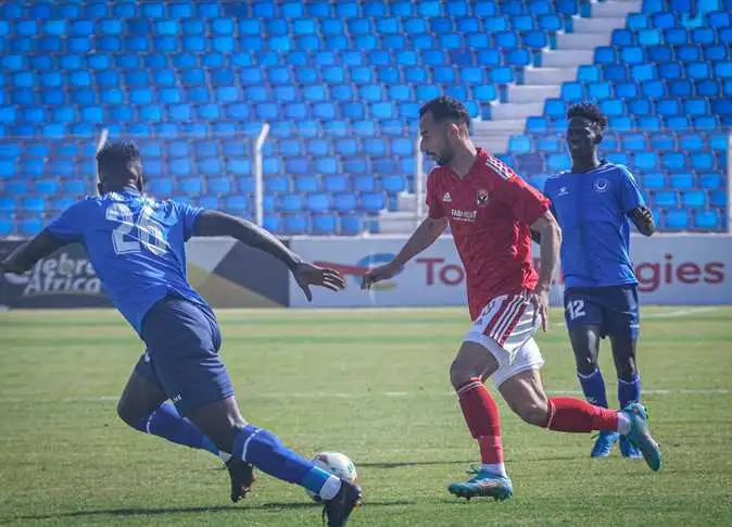 يتجه للتصعيد.. الهلال يستنكر عقوبات الكاف بسبب الأهلي