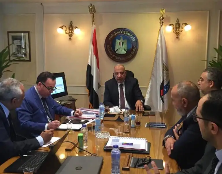 وزير قطاع الأعمال العام يستعرض مشروعات التطوير العقاري في 3 محافظات