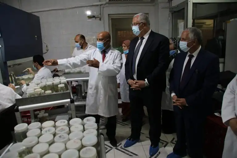 وزير الزراعة يتفقد جناح الوزارة على هامش اجتماعات مجموعة البنك الإفريقى للتنمية بشرم الشيخ